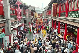 申花外援特谢拉社媒晒照：带家人游玩上海街头，在田子坊用餐